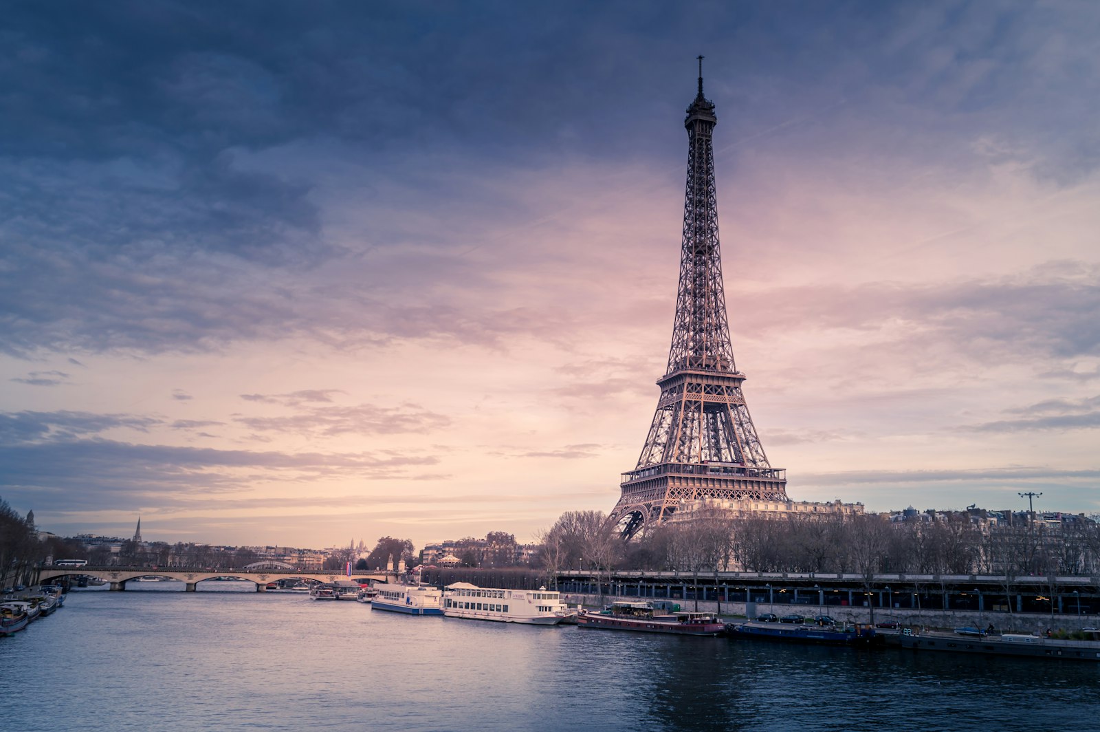 센강과 에펠탑이 보이는 파리 도심 전경 (주제 환기용 이미지)